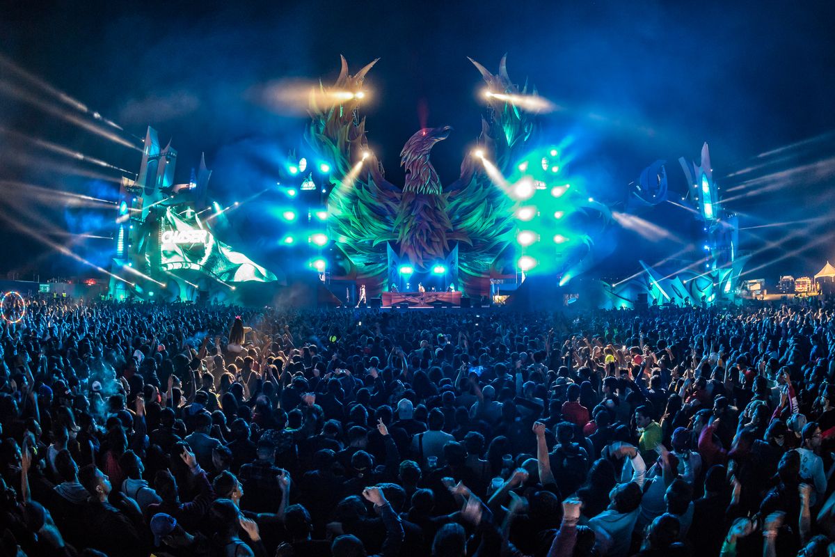 Dreamfields main stage light show
