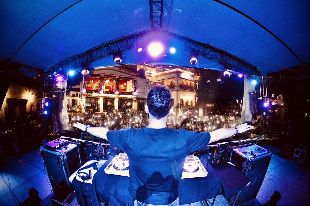 CHASER with arms open behind the decks in Taxco